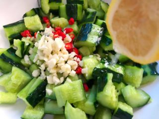 6、柠檬汁拌黄瓜,把一整个柠檬汁挤到黄瓜里。