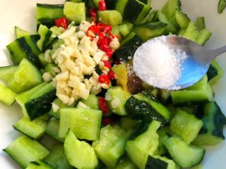 7、柠檬汁拌黄瓜,加入20克生抽和3克白糖。