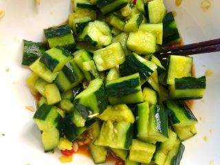 8、柠檬汁拌黄瓜,用筷子搅拌均匀即可
