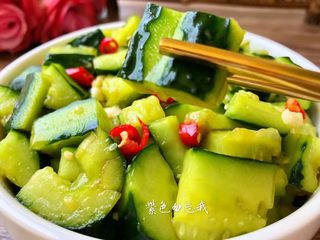 9、柠檬汁拌黄瓜,美味的凉拌黄瓜做好了，清香爽口，超级好吃。