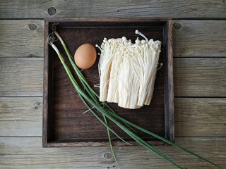 1、椒盐金针菇,准备食材。