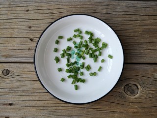 3、椒盐金针菇,小葱洗净切小段。