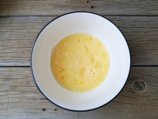 5、椒盐金针菇,鸡蛋磕入碗中，打散成蛋液。