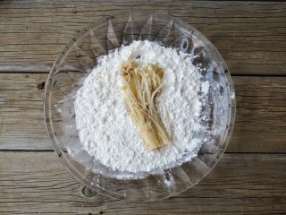 7、椒盐金针菇,再均匀裹上一层薄薄的裹炸粉。