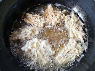 8、椒盐金针菇,锅中宽油，烧至5-6成热，将包裹裹炸粉的金针菇下锅。