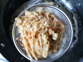 9、椒盐金针菇,炸至金黄沥油捞出。