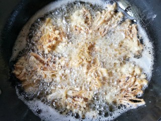 11、椒盐金针菇,复炸30秒。