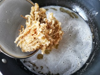 10、椒盐金针菇,将油再次烧至8成热，将金针菇下锅。