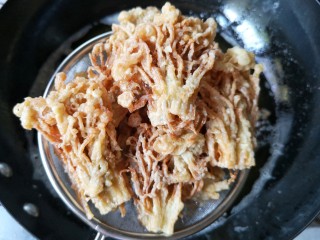 12、椒盐金针菇,沥油捞出。