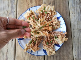 13、椒盐金针菇,将酥脆的椒盐金针菇摆盘，撒上葱花。