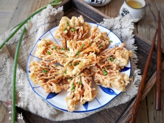 15、椒盐金针菇,一道酥脆的椒盐金针菇就做好了。