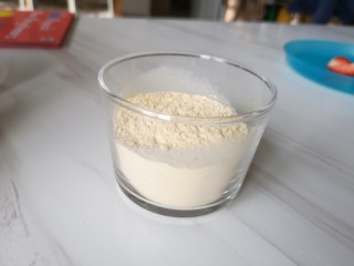 1、麻辣凉粉,准备豌豆粉。