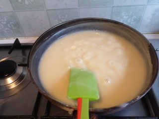 7、麻辣凉粉,等锅内的糊起泡，并且有要结块的时候关火，这个时间大约是糊起泡之后15分钟左右。