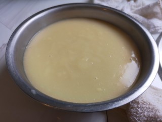 8、麻辣凉粉,倒入容器。