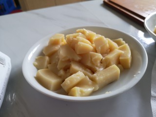 11、麻辣凉粉,切块。