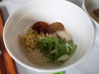 12、麻辣凉粉,碗内放蒜泥，芝麻，葱花，盐，花椒粉，辣椒粉