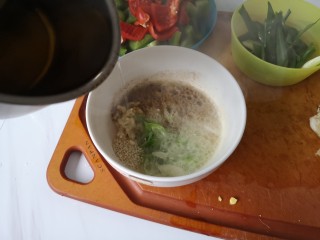 13、麻辣凉粉,淋上熟油。