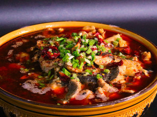 1、川妹子手把手教你做麻辣鲜香味美料足的水煮鱼,草鱼切鱼片,加入盐3g 生抽12g 料酒15g 老姜适量 胡椒粉2g 淀粉12g 鸡蛋清1个盐3g 拌匀腌制半个小时左右