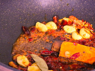 5、川妹子手把手教你做麻辣鲜香味美料足的水煮鱼,再放入一大勺豆瓣酱和火锅底料