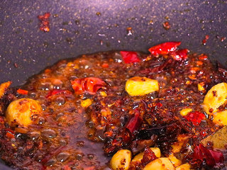 6、川妹子手把手教你做麻辣鲜香味美料足的水煮鱼,翻炒出红油