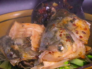 9、川妹子手把手教你做麻辣鲜香味美料足的水煮鱼,将鱼头鱼骨捞出摆入碗中