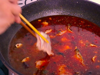 10、川妹子手把手教你做麻辣鲜香味美料足的水煮鱼,再放入剩下的鱼片,转小火一定要小火,不然鱼煮太老会影响到口感