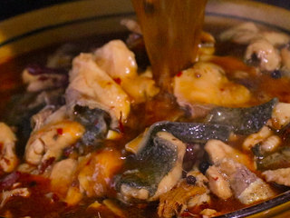 13、川妹子手把手教你做麻辣鲜香味美料足的水煮鱼,将鱼片捞出装入碗中,再倒入汤汁