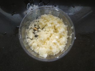 1、蒜蓉娃娃菜,蒜切末