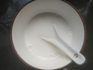 3、蒜蓉娃娃菜,适量淀粉加清水调成面粉汁