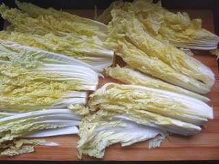 5、蒜蓉娃娃菜,顺着切成瓣