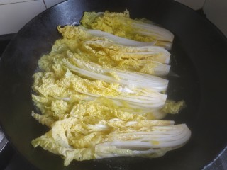 7、蒜蓉娃娃菜,放入适量盐，大火烧开