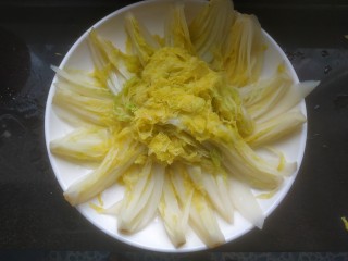 9、蒜蓉娃娃菜,捞出放入盘中，控干水分