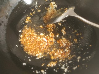 13、蒜蓉娃娃菜,翻炒均匀