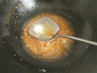 14、蒜蓉娃娃菜,放入适量清水，加入适量盐