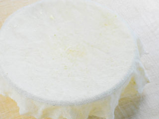 4、南瓜饼,盖上纱布静置30分钟。