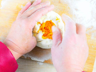 7、南瓜饼,像包包子一样，包住南瓜馅料。