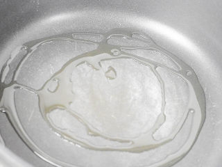 9、南瓜饼,锅里倒油烧热。