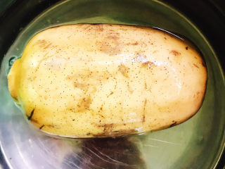 1、醋溜藕片,准备好莲藕