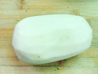 2、醋溜藕片,削皮