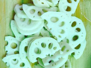 3、醋溜藕片,切片