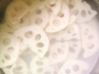 4、醋溜藕片,放入冷水中浸泡一会儿