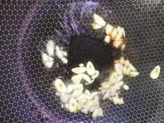 6、醋溜藕片,下蒜片爆香