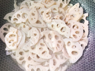 7、醋溜藕片,放入莲藕、盐、清水少许