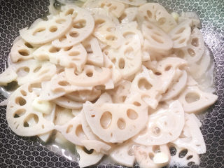 8、醋溜藕片,翻炒2分钟