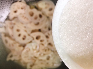 9、醋溜藕片,放入白糖