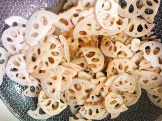 11、醋溜藕片,翻拌均匀