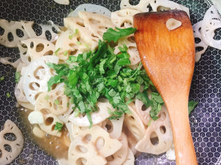 12、醋溜藕片,撒上香菜末