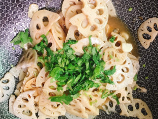 13、醋溜藕片,翻拌均匀