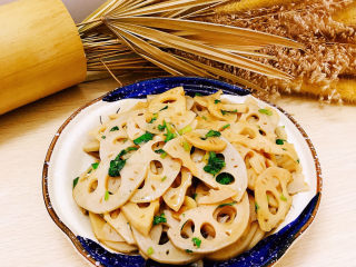 15、醋溜藕片,装盘即可食用。