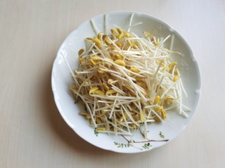 4、韭菜炒豆芽,我把黑豆皮也去掉了，这样看起来清爽一些。要是市场买来的绿豆芽就没这么麻烦，但是总觉得没有自己生的豆芽吃着放心。